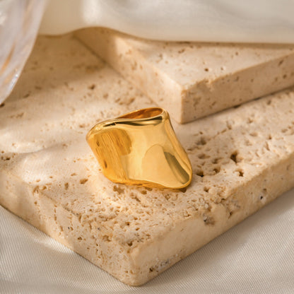 SELAR <span class="nivel-2">Anillo Escultural de Cara Ancha con Baño de Oro 18K</span> <span class="nivel-3">Colección Reliquias</span>