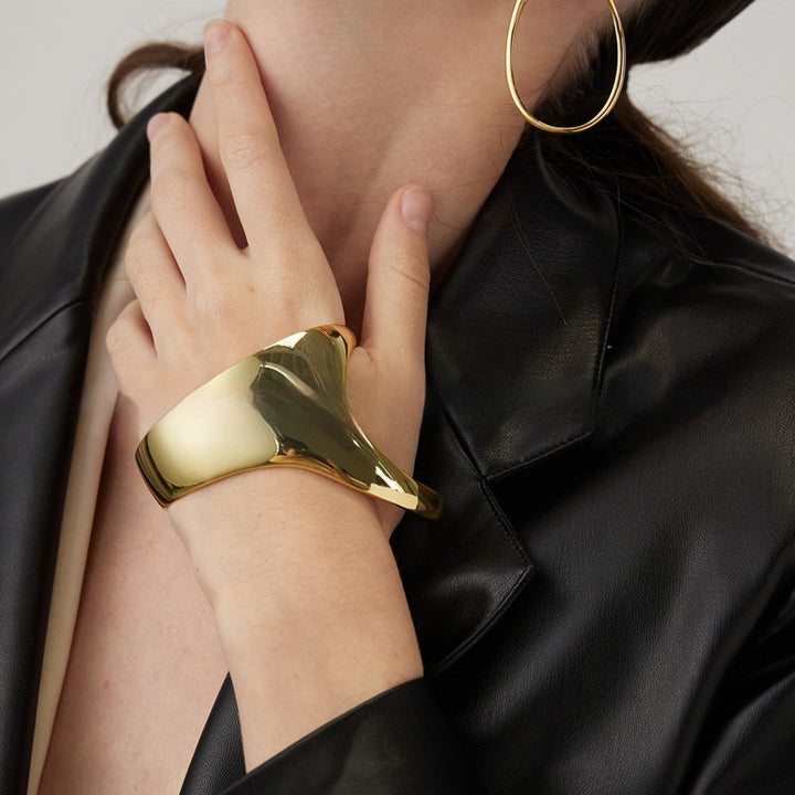 Pulsera de latón con diseño geométrico curvo