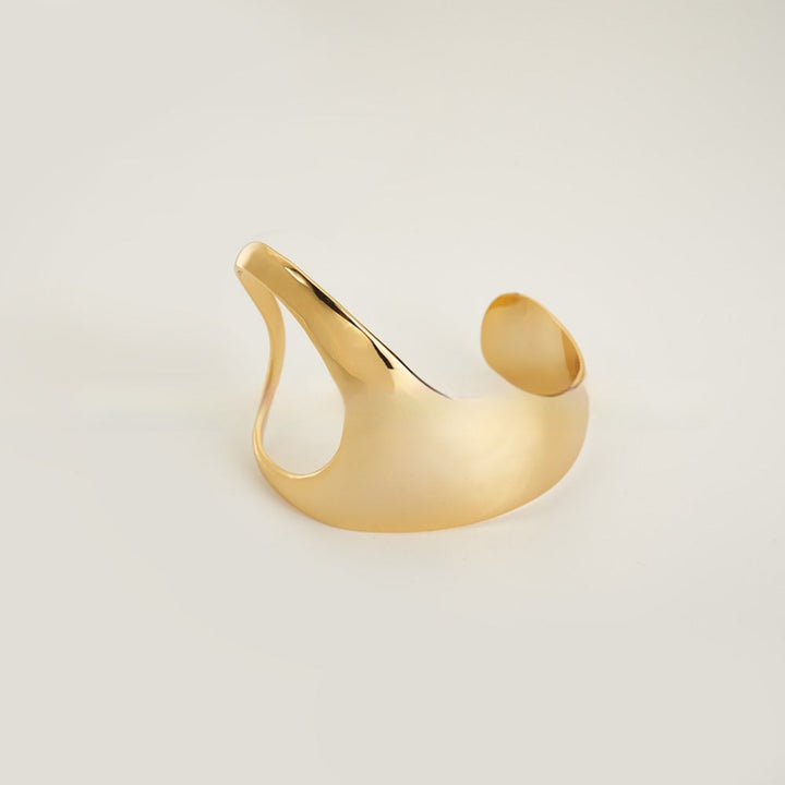 Pulsera de latón con diseño geométrico curvo