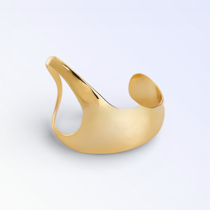 Pulsera de latón con diseño geométrico curvo