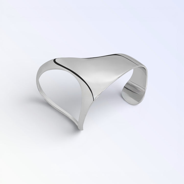 Pulsera de latón con diseño geométrico curvo