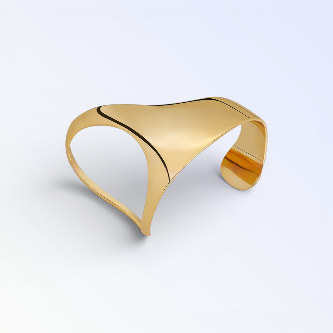 Pulsera de latón con diseño geométrico curvo