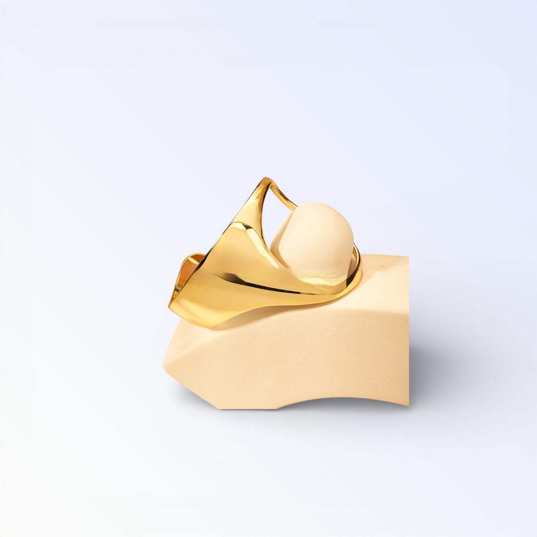 Pulsera de latón con diseño geométrico curvo