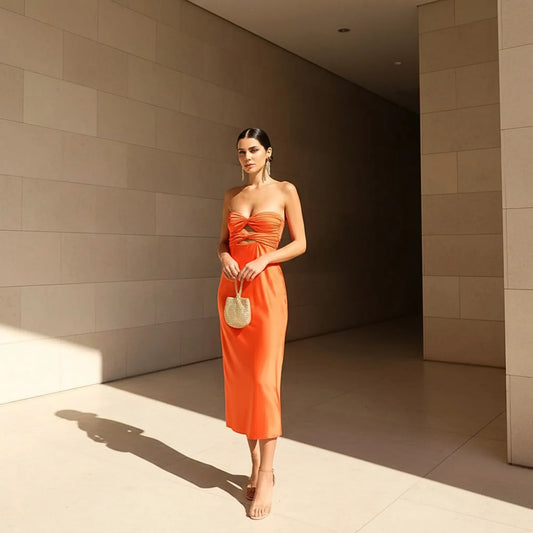 GALERIA | Vestido Midi Strapless em Cetim com Detalhe Cut-out